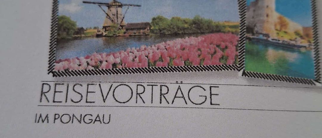 Plakat mit Reisevortragsdetails. Es zeigt zwei Bilder, eines von einer Mühle und rosa Blumen, das andere von einer Burg. Der Text lautet 'REISEVORTRÄGE IM PONGGAU' und gibt zwei Veranstaltungstermine an: 25. September um 14:00 Uhr und 15. Oktober um 14:00 Uhr bei DUADO in Werfenweng.