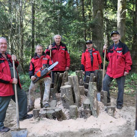 Bild enthält, People, Person, Vegetation, Tree, Woodland, Adult, Male, Man, Boy, Child