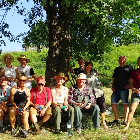 Bild enthält, Nature, Outdoors, Countryside, People, Person, Park, Vegetation, Rural, Shorts, Woman