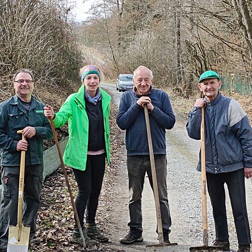 Bild enthält, Shovel, Person, Walking, Coat, Outdoors, Nature, Worker, Adult, Male, Man