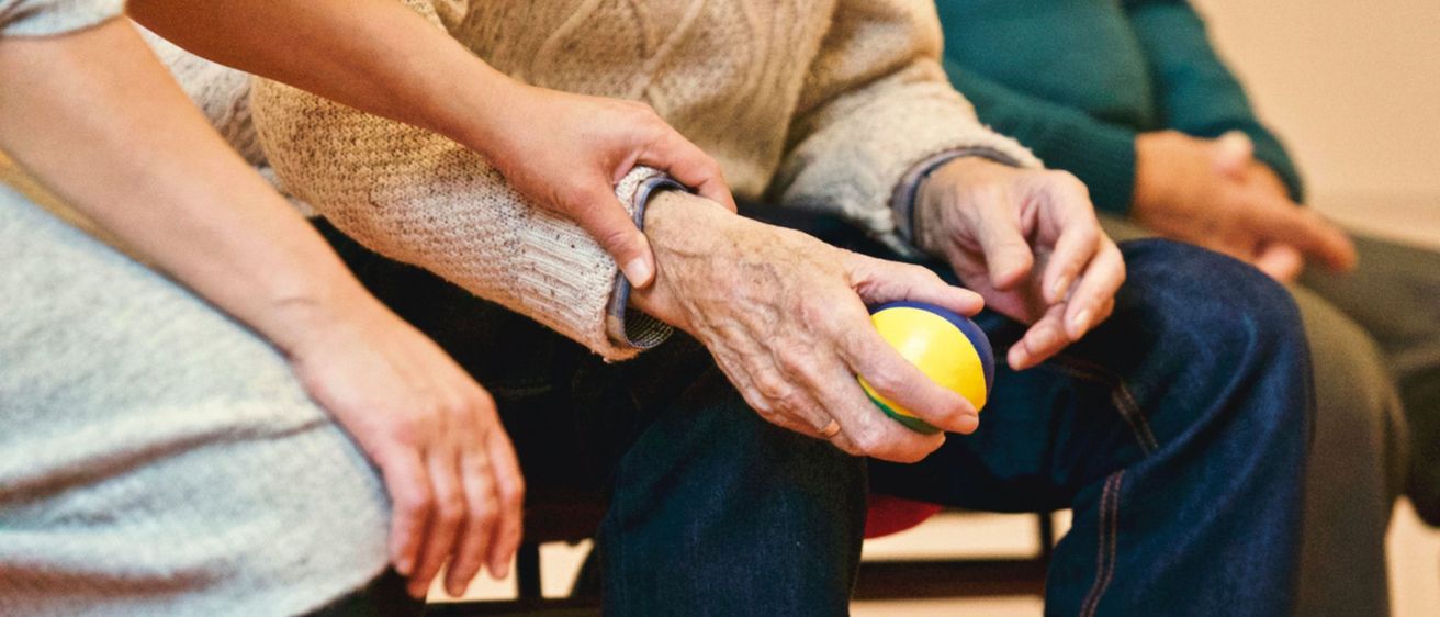 Bild enthält, People, Person, Ball, Sport, Tennis, Tennis Ball, Finger, Hand, Clothing, Pants