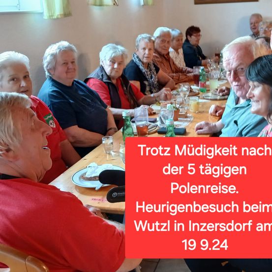 Bild enthält, Dining Room, Dining Table, Table, Restaurant, Adult, Female, Person, Woman, Cafeteria, People