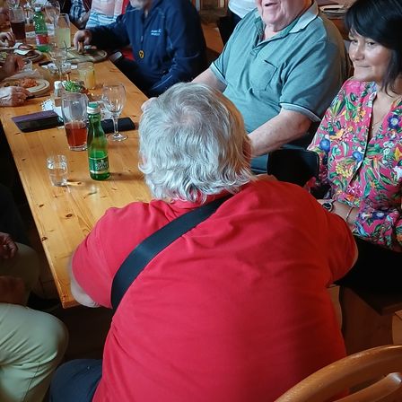 Bild enthält, Dining Table, Table, Restaurant, Adult, Female, Person, Woman, Dining Room, Food Court, Cafeteria