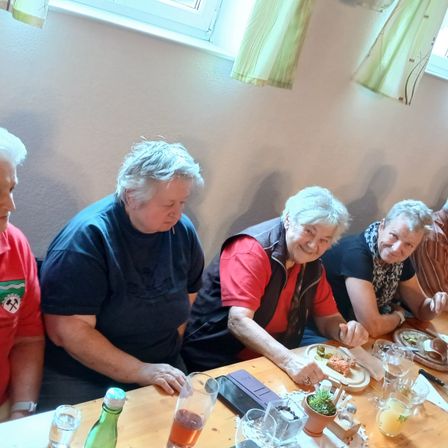 Bild enthält, Dining Room, Dining Table, Table, Restaurant, Adult, Female, Person, Woman, People, Couch