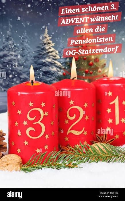 Drei rote Kerzen mit den Nummern 1, 2 und 3 stehen auf einem verschneiten Hintergrund, umgeben von Tannenzapfen und grünen Tannenzweigen. Die Kerzen sind angezündet und haben ein goldenes Sternmuster. Dahinter steht ein mit roten Kugeln geschmückter Weihnachtsbaum. Das Bild hat einen Wasserzeichen.