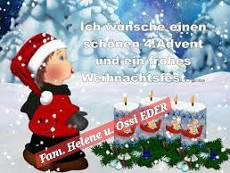 Ein Kind in einem Weihnachtshut und einem roten Mantel steht vor vier brennenden Weihnachtskerzen. Der Hintergrund zeigt verschneite Bäume. Der Text lautet 'Ich wünsche einen schonen 4. Advent und ein frohes Weihnachtsfest'.