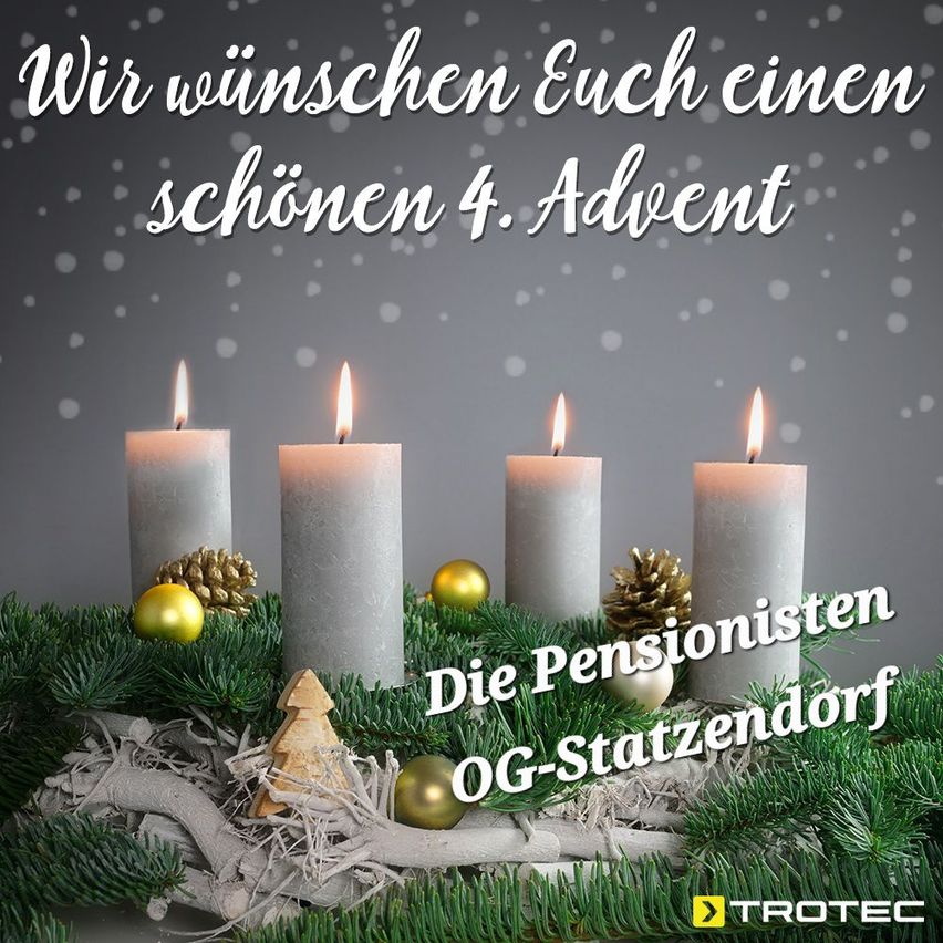 Adventskranz mit vier brennenden Kerzen, umgeben von Tannenzapfen, kleinen Bäumen und Ornamenten. Der Text lautet 'Wir wünschen Euch einen schönen 4. Advent'.