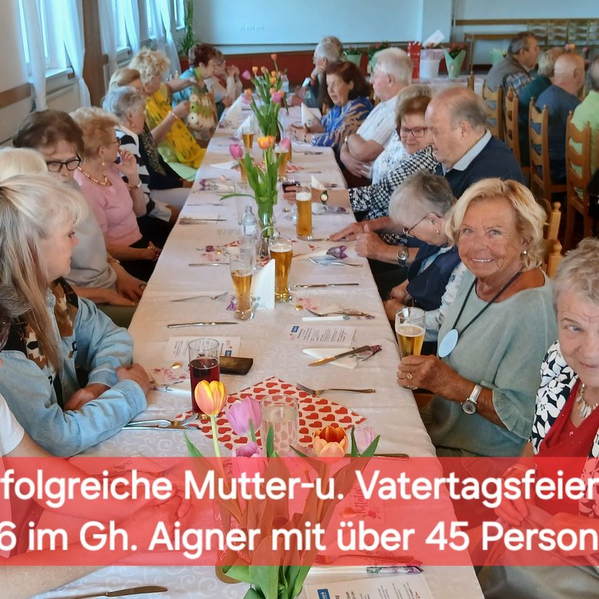 Ein großer Tisch voller älterer Menschen, wahrscheinlich bei einem Familienfest. Blumen und Getränke auf dem Tisch, einige tragen Brillen und Halsketten. Der Text lautet 'Erfolgreiche Schwiegermutter. Vatertagsfeier 6 im Gh. Aigner mit über 45 Personen.'