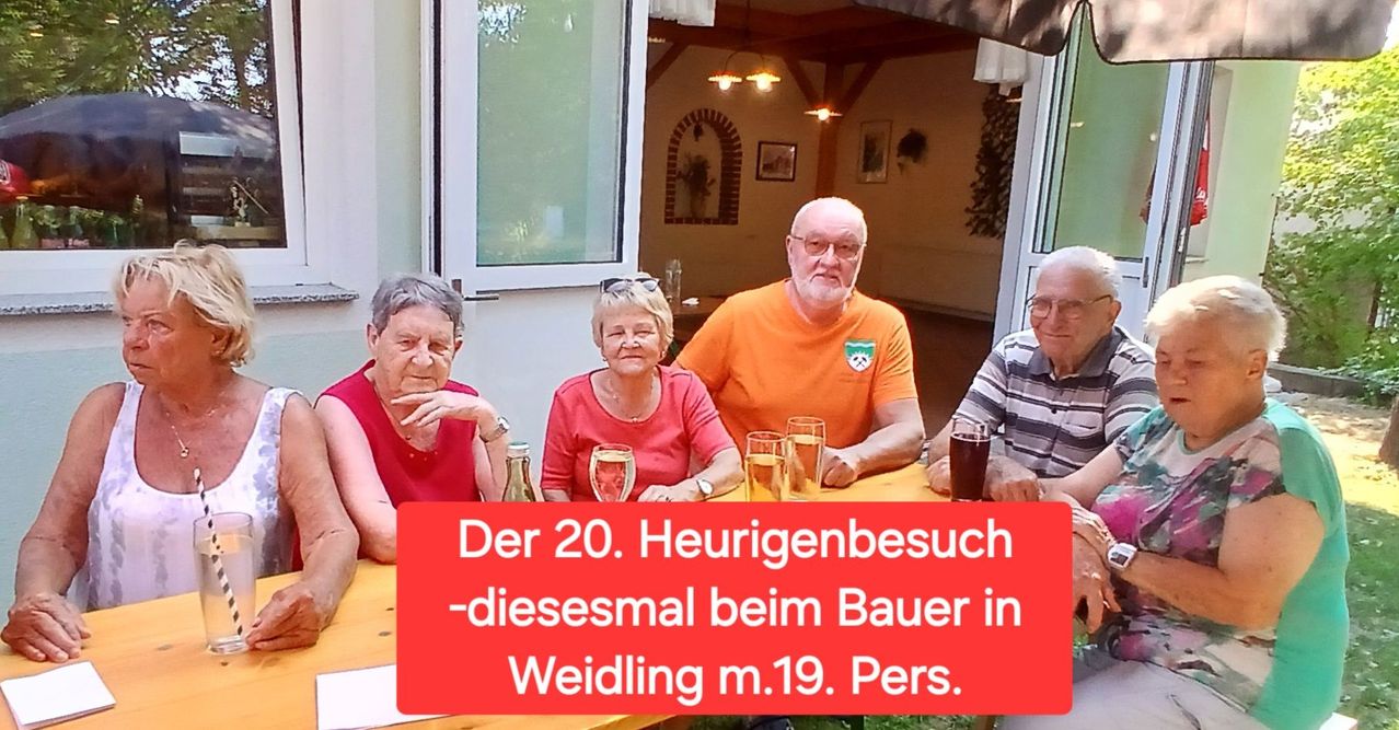 Vier ältere Personen sitzen um einen Tisch herum und lächeln für ein Foto. Sie haben Gläser mit Bier und eine Flasche Wein. Der Mann im orangefarbenen Shirt hat ein Logo darauf. Das Bild hat eine rote Überlagerung mit deutschem Text.