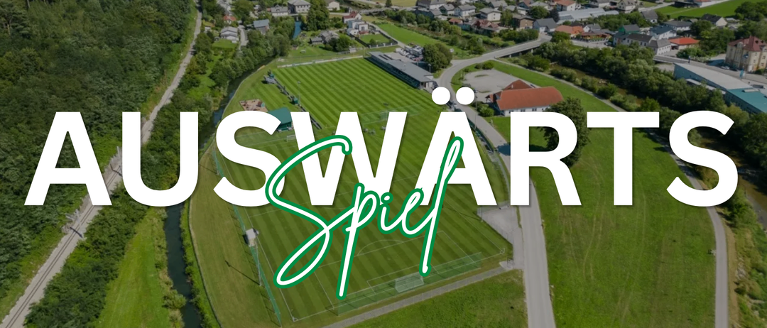 Eine Luftaufnahme eines Fußballfeldes mit den Worten 'SWAR Spiel' in Grün. Umgeben ist das Feld von Häusern, Bäumen und einer kurvenreichen Straße.