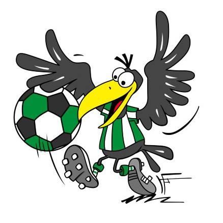 Ein gezeichneter Rabe, der ein grün-weiß gestreiftes Hemd trägt, tritt mit ausgestrecktem Schnabel einen Fußball.