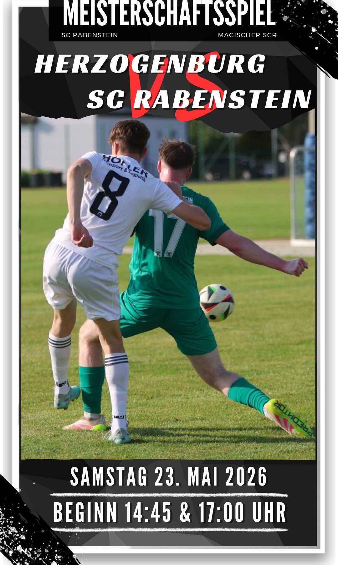Zwei Fußballspieler in weißen und grünen Trikots spielen auf einem grünen Feld. Ein Spieler trägt die Nummer 8, der andere die Nummer 17. Der Spieler in Grün greift nach dem Ball.