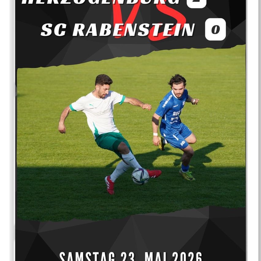 Ein Fußballspiel zwischen Herzogenburg und SC Rabenstein am 23. Mai 2026. Ein Spieler in Weiß tritt den Ball, während ein anderer in Blau hinter ihm herläuft.