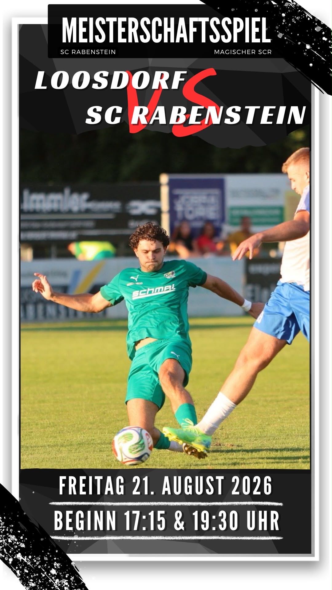 Ein Fußballspieler in Grün rutscht, um den Ball zu treten, während ein anderer Spieler in Blau versucht, ihn zu blockieren.