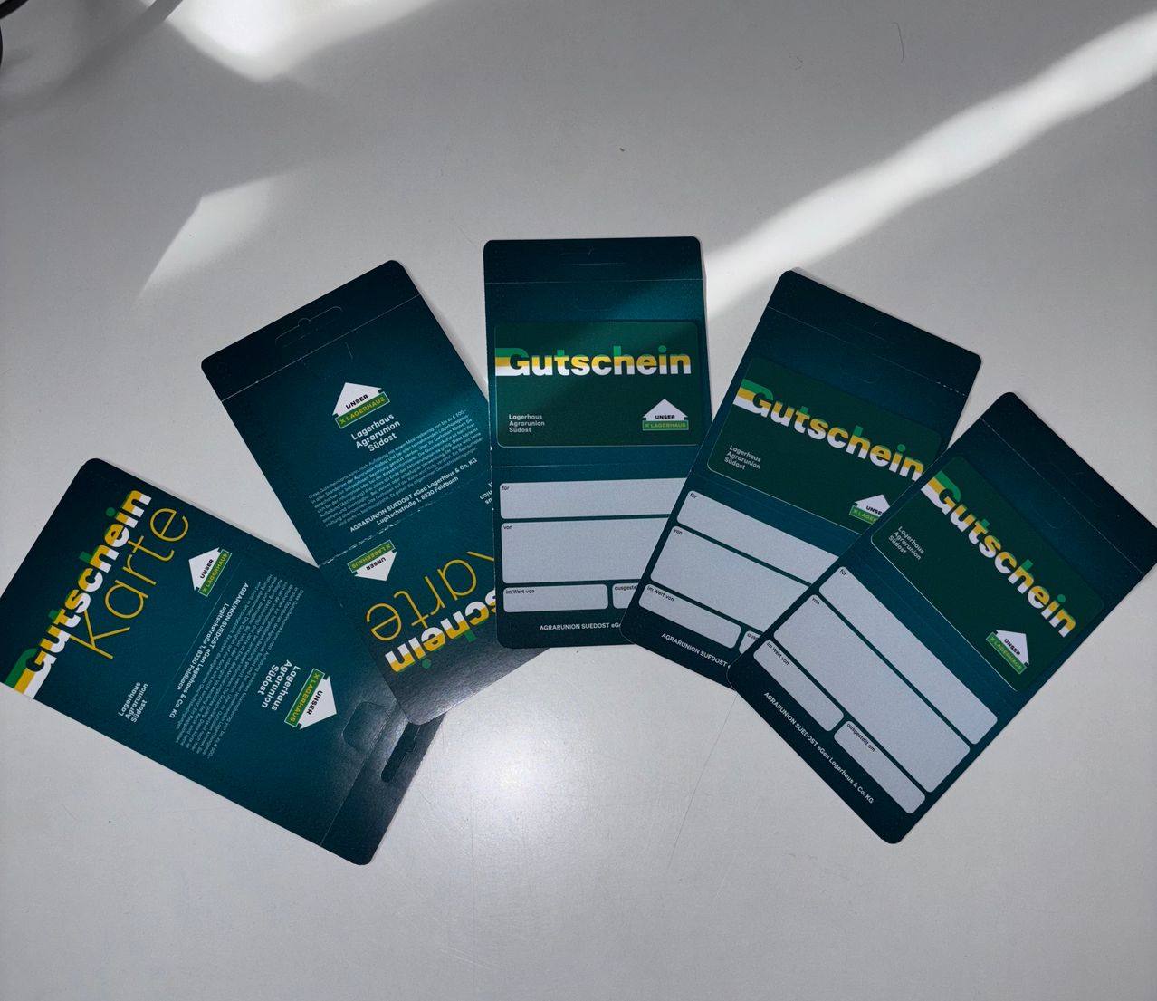 Bild enthält, Advertisement, Poster, Paper, Text, Credit Card, Business Card