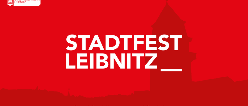 Ein rotes Plakat bewirbt die Veranstaltung Stadtfest Leibnitz mit einer Silhouette eines Kirchturms. Die Hashtags #stadtfestleibnitz und @stadtfestleibnitz sind unten angezeigt.