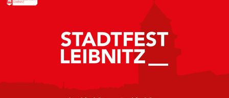 Ein rotes Poster bewirbt das Stadtfest in Leibniz mit einer Stadtsilhouette. Der Hashtag und der Twitter-Handle sind in Weiß angezeigt.