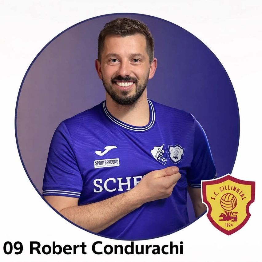 Ein lächelnder Mann in einem blauen Trikot, Nummer 09, posiert für ein Foto mit einem Teamlogo auf der rechten Seite.