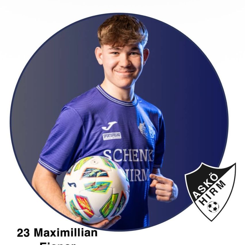 Ein Fußballspieler mit der Nummer 23, Maximilian, hält einen Fußball und lächelt für ein Foto. Er trägt ein lila Trikot mit Schenk und Hirm darauf.