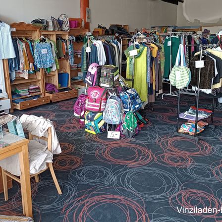 Bild enthält, Boutique, Shop, Floor, Flooring, Bag, Handbag, Indoors, Furniture, Chair, Painting