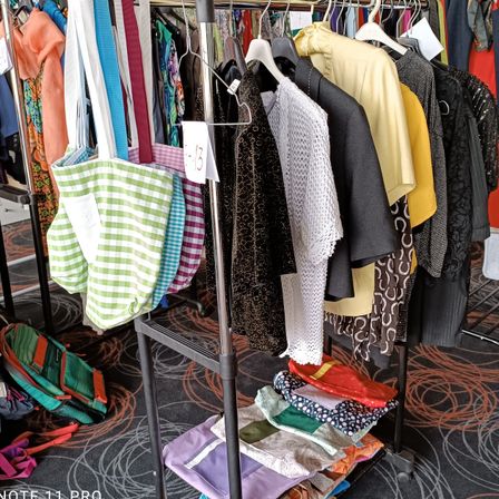 Bild enthält, Accessories, Bag, Handbag, Furniture, Indoors, Clothing, Coat, Boutique, Shop