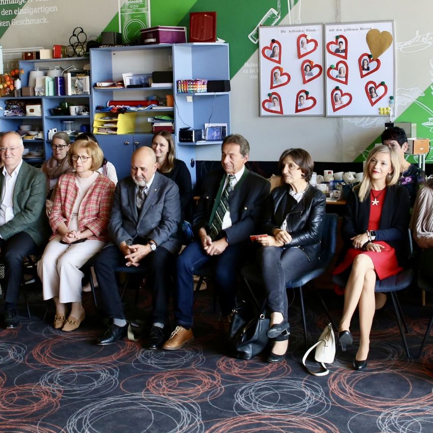 Bild enthält, Groupshot, Person, People, Adult, Male, Man, Shoe, Coat, Jeans, Suit