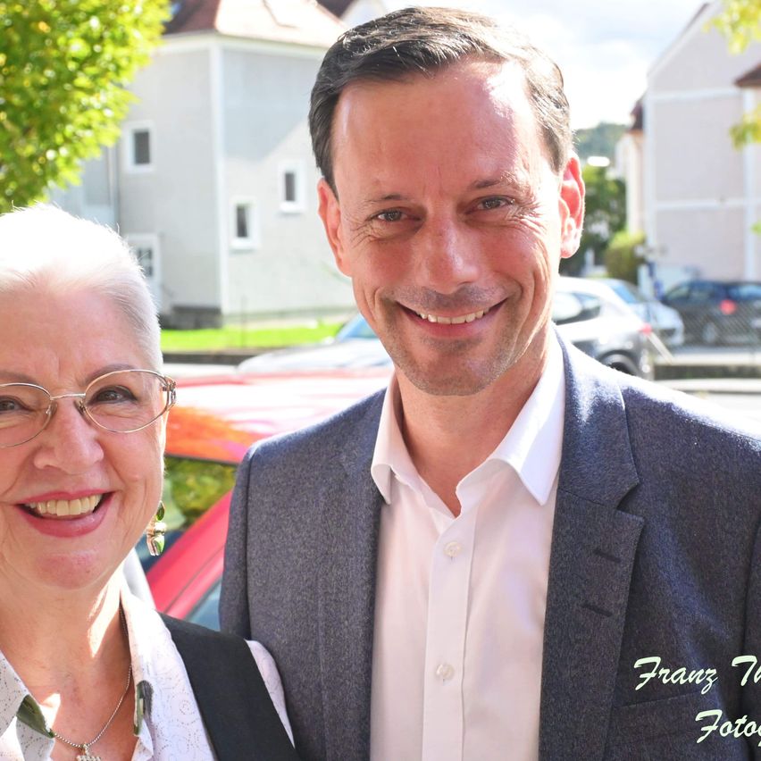 Bild enthält, Blazer, Coat, Jacket, Person, Photography, Portrait, Formal Wear, Suit, Glasses, Man