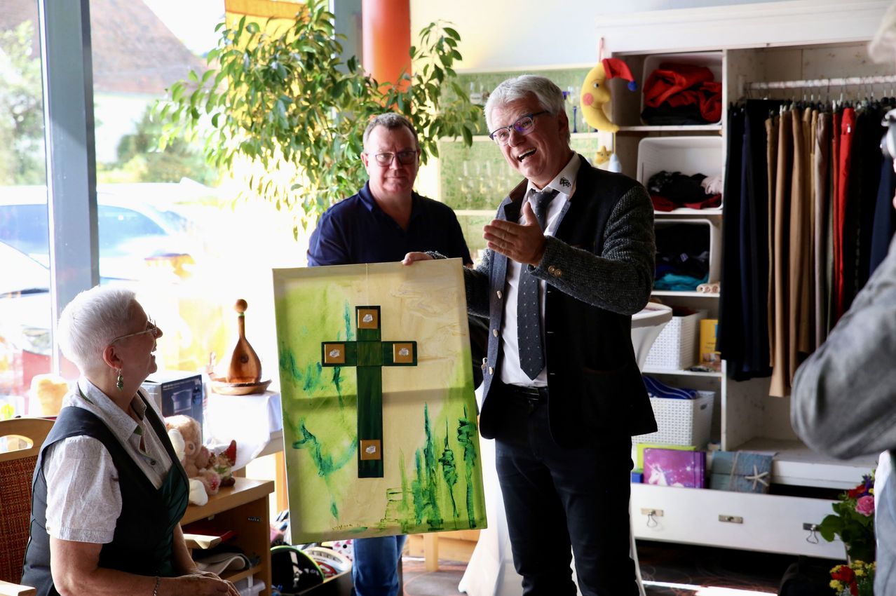 Bild enthält, Adult, Male, Man, Person, Formal Wear, Suit, Portrait, Furniture, Shirt, Tie