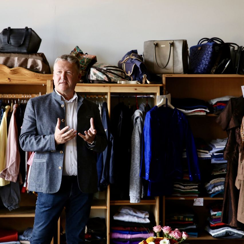 Bild enthält, Bag, Handbag, Adult, Male, Man, Person, Coat, Furniture, Shelf, Indoors