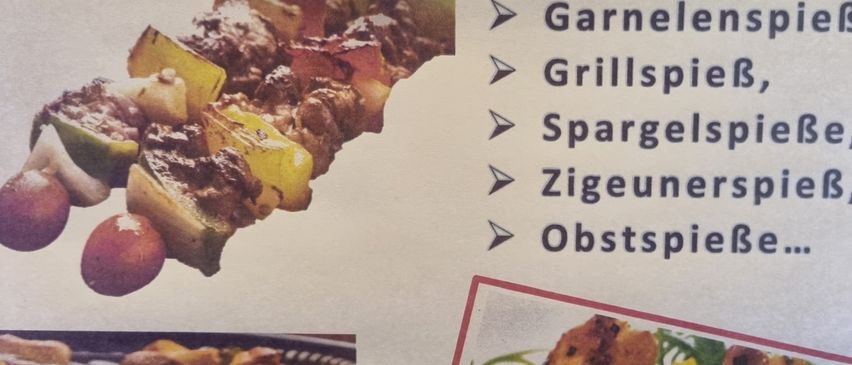 Plakat für verschiedene Spießgerichte. Enthält gegrillte Garnelen, Gemüse und Fleisch. Mittwochs-Special.