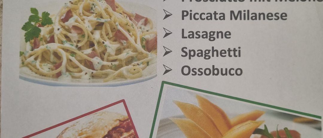 Das italienische Abendmenü umfasst Prosciutto mit Melone, Piccata Milanese, Lasagne, Spaghetti und Ossobuco. Links ist ein Gericht mit Lasagne abgebildet, rechts eine Platte mit Ossobuco.