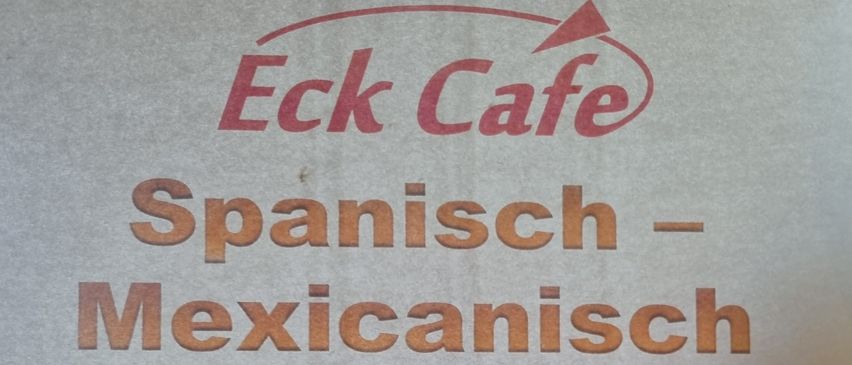 Ein Menü für Eck Cafe mit spanischen und mexikanischen Gerichten. Das Menü umfasst Paella, Burrito, offene Kartoffeln, Mojito-Burger und Rabo de Toro. Zwei Bilder von Speisen sind zu sehen, eines von einem Burrito und eines von einem Meeresfrüchtegericht. Ein Sombrero ist ebenfalls abgebildet.