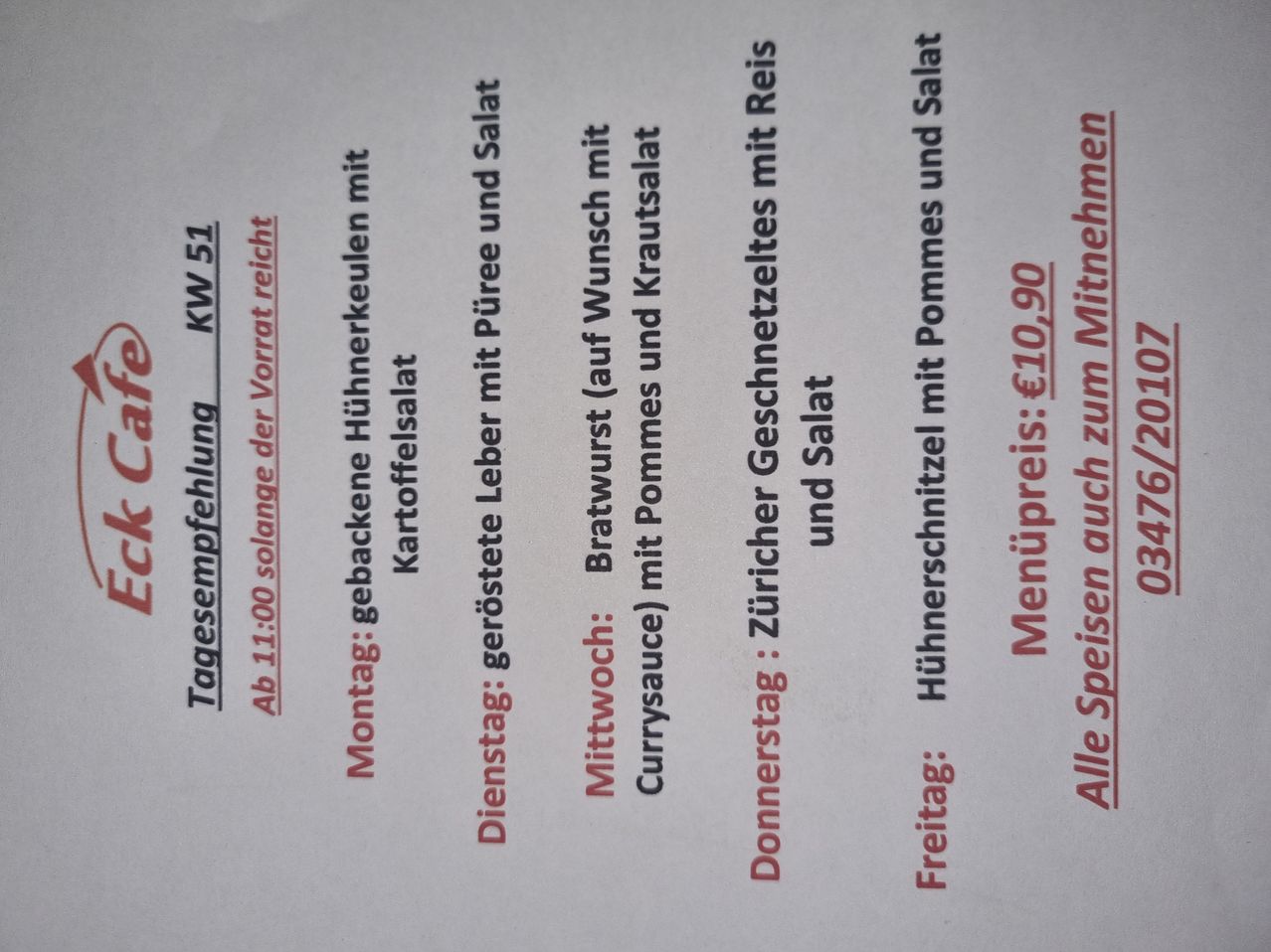 Ein wöchentlicher Menüplan listet Mahlzeiten für jeden Tag auf. Montag: Hühnersalat. Dienstag: Karotten und Püree. Mittwoch: Currysauce. Donnerstag: Zucchini und Salat. Freitag: Pommes frites. Samstag: Abendessen-Spezial. Sonntag: Abendessen-Spezial. Preis: 10,90 Euro.