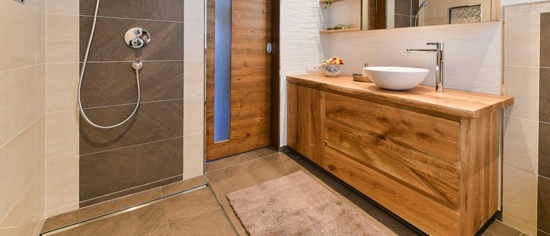 Bild enthält, Indoors, Interior Design, Bathroom, Room, Shower Faucet, Wood, Corner, Sink