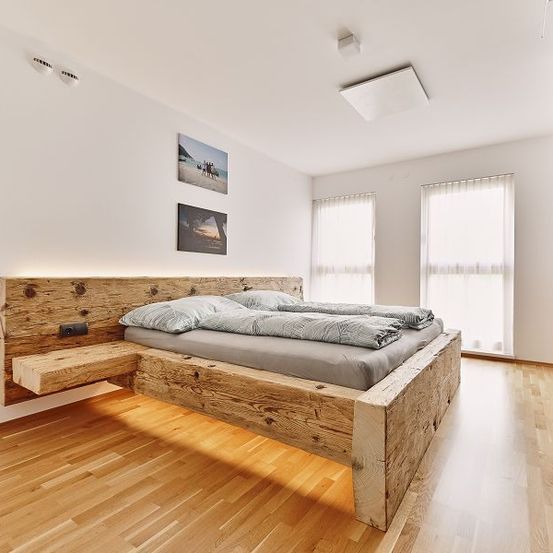 Bild enthält, Indoors, Interior Design, Wood, Hardwood, Home Decor, Stained Wood, Wood Panels, Bedroom, Furniture, Painting