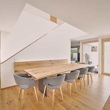 Bild enthält, Indoors, Interior Design, Dining Room, Dining Table, Furniture, Table, Wood, Hardwood, Stained Wood, Plywood