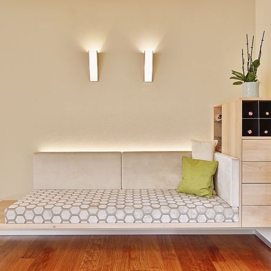 Bild enthält, Home Decor, Cushion, Rug, Furniture, Plant, Bed, Pillow, Indoors, Interior Design