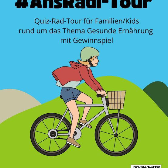Ein Poster für eine Fahrradtour zeigt einen Fahrer mit Helm und Korb vor einem grünen Hintergrund mit Hügeln. Der Text lautet '#AnsRad-Tour' und 'Quiz-Rad-Tour für Familien/Kinder zum Thema Gesunde Ernährung mit Gewinnspiel.'