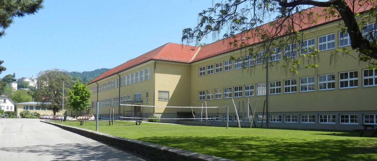 Bild enthält, Grass, Building, Campus, City, Office Building, Street, Urban, Tree, Neighborhood, School