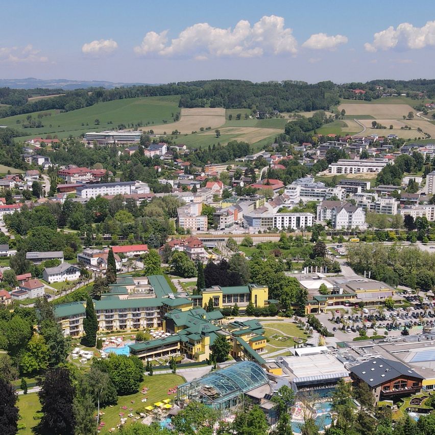 Bild enthält, Building, Cityscape, Urban, Outdoors, Nature, Neighborhood, Aerial View, Countryside