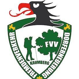 Ein Logo mit einem grünen Schild, das einen Wanderer, einen Baum und einen Adler darüber zeigt. Der Text lautet 'FFV' und 'Kaumberg'.