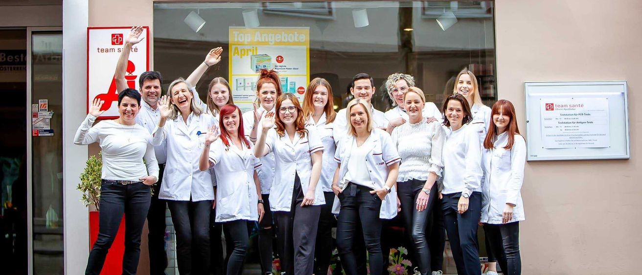 Bild enthält, Groupshot, Person, Adult, Female, Woman, Jeans, Pants, Shoe, Photo Frame, College