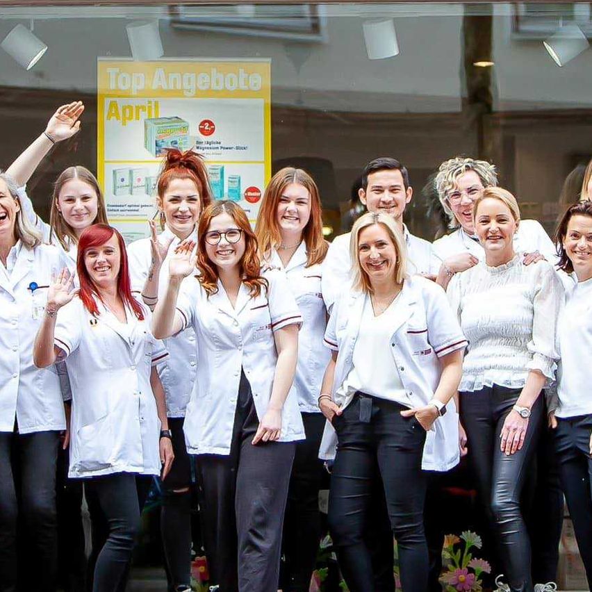 Bild enthält, Groupshot, Person, Adult, Female, Woman, Jeans, Pants, Shoe, Photo Frame, College