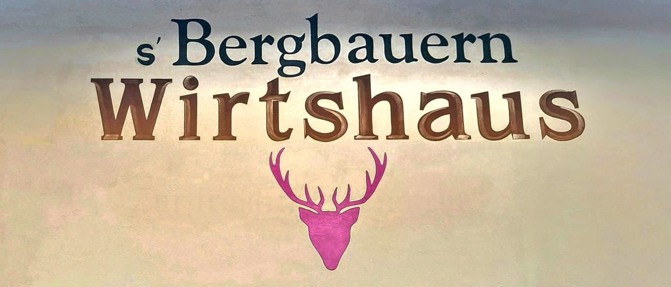 Ein Schild für 'Bergbauern Wirtshaus' mit einer rosa Hirschkopf-Illustration auf beigem Hintergrund.