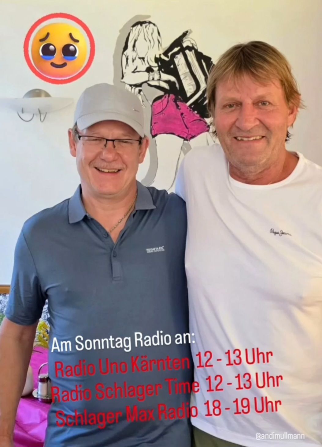 Zwei Männer stehen zusammen, einer trägt ein graues Poloshirt mit Logo und der andere ein weißes Shirt, lächeln für ein Foto. Im Hintergrund befindet sich ein Wandbild mit einem pinken und schwarzen Design. Auf den Shirts steht 'Am Sonntag Radio an: Radio Uno Kärnten 12 - 13 Uhr'.