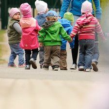 Bild enthält, Person, Walking, Coat, Photography, Path, Adult, Male, Man, People, Street