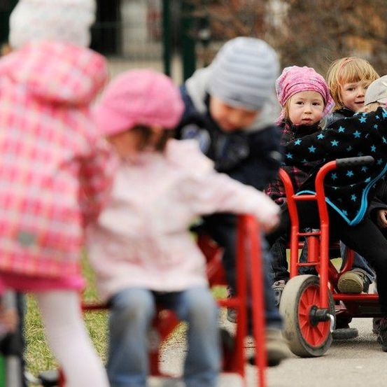 Bild enthält, Child, Female, Girl, Person, Adult, Woman, Shoving, Pushing, Wheel, Face