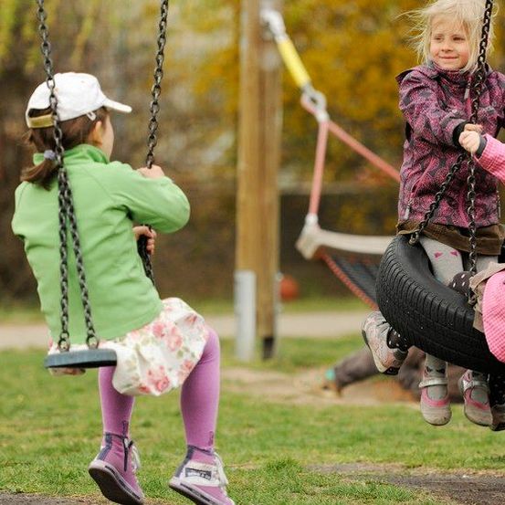 Bild enthält, Grass, Outdoors, Park, Play Area, Outdoor Play Area, Child, Female, Girl, Person, Shoe