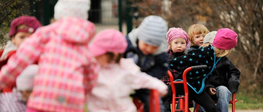 Bild enthält, Person, Shoving, Child, Female, Girl, Hat, Shoe, Adult, Woman, Pushing