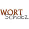 Das Bild zeigt das Logo für Wort Schatz, in Braun und Grau auf weißem Hintergrund. Das Wort 'Wort' ist in größeren, fetteren braunen Buchstaben geschrieben, während 'Schatz' in kleineren, helleren grauen Buchstaben steht.